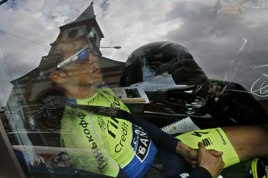 Contador, affranto, sull’ammiraglia della Saxo Tinkoff. Per lui, Tour finito (Ap)